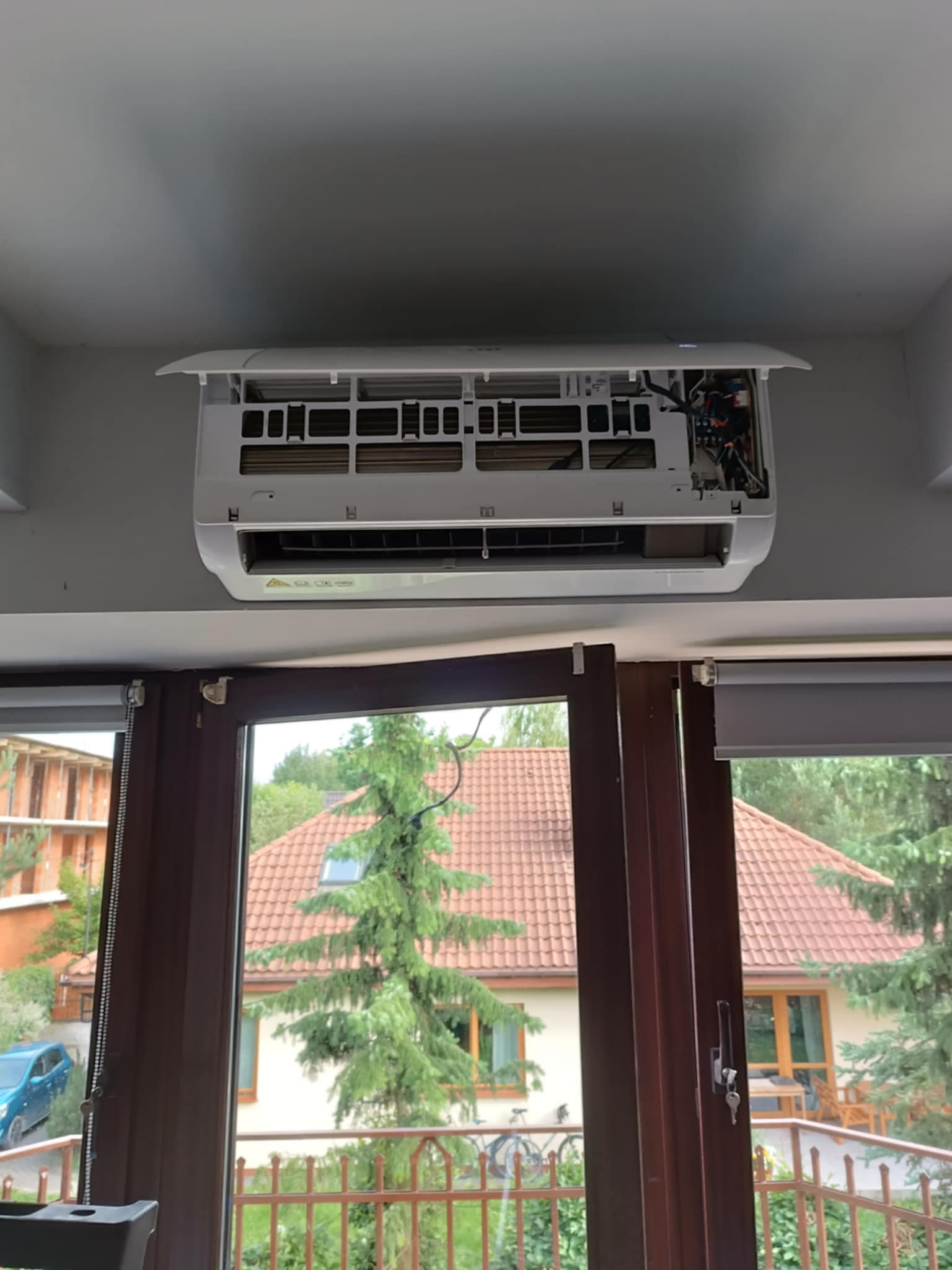 Montaż klimatyzacji split Midea w salonie — Wołomin